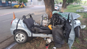 Violento choque en Córdoba: un auto impactó contra un árbol y dejó dos muertos y cinco heridos