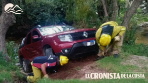 Bomberos Voluntarios de Cortaderas asistieron a un vehículo que cayó a la vera del Arroyo Benítez