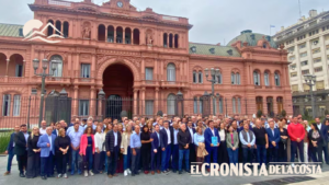 Intendentes de todo el país marcharon al Ministerio de Economía por fondos retenidos y obras paralizadas
