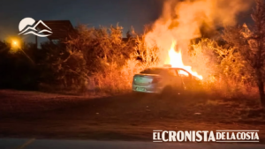 Violento choque en Villa de Merlo: un remis se incendió tras el impacto y el conductor terminó hospitalizado