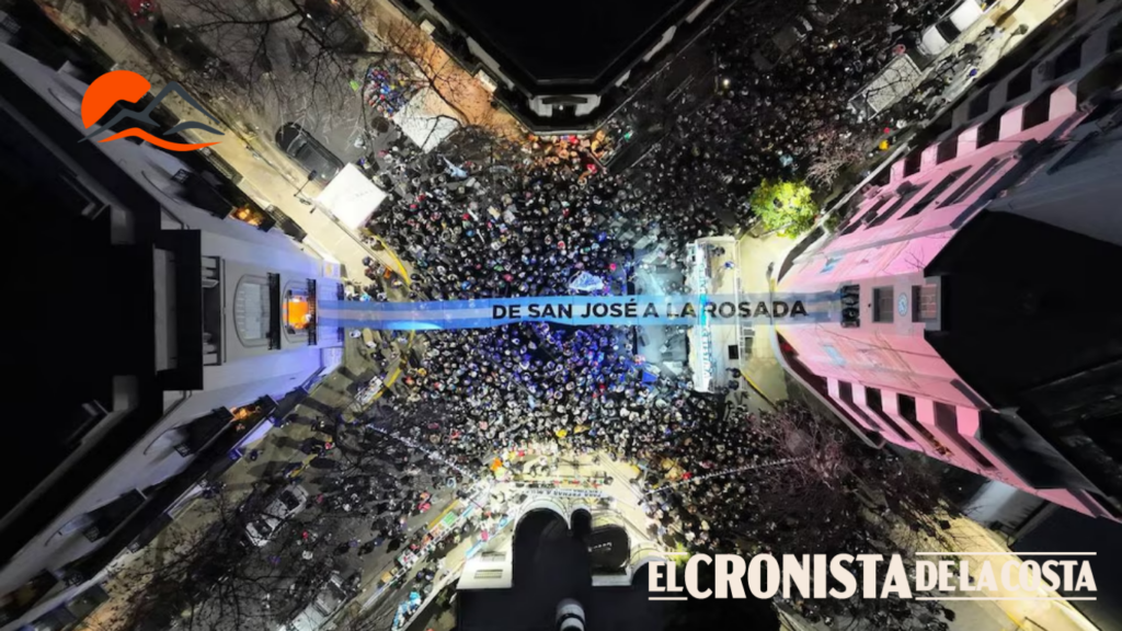 La Justicia intimó a Cristina Kirchner por una bandera instalada en su balcón durante un acto de apoyo