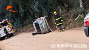 Un automóvil volcó en Los Molles y terminó apoyado sobre uno de sus laterales