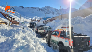 Temporal en Mendoza: evacuaron a más de 200 turistas en Puente del Inca por un intenso viento blanco
