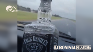 Le suspendieron la licencia tras publicar videos tomando whisky mientras manejaba