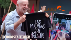 El gesto de Lula en medio de la campaña: mostró una remera que decía “Las Malvinas son argentinas”